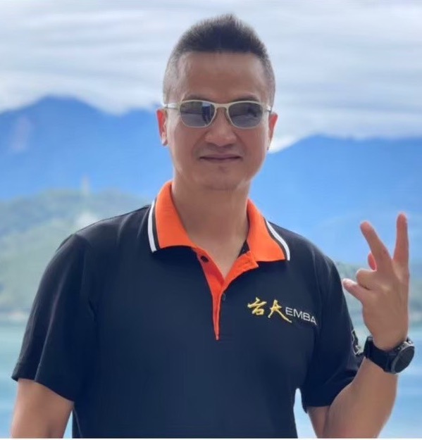 謝育仁