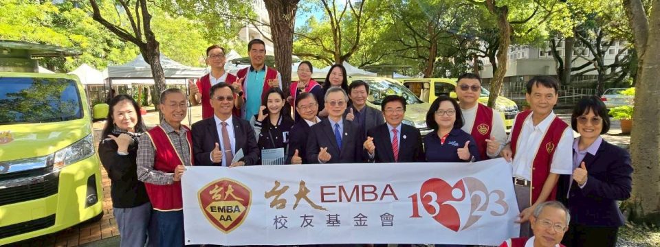 第23屆校友基金會x張老師基金會攜手政大心理系於 12 月 2、3 日在四維堂前推出「張老師行動諮詢校巴 × 政大一起扭出好心情！」活動